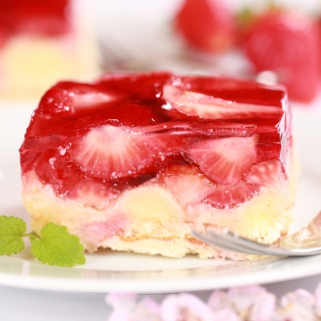 Close-up of a delicious strawberry pie with mint leavesの写真素材