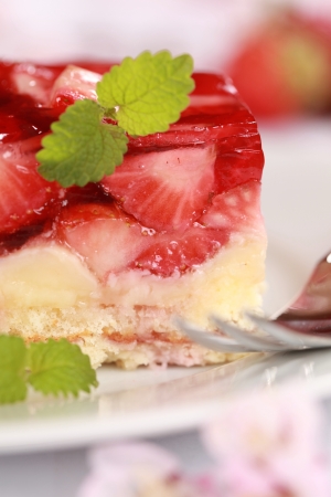 Close-up of a delicious strawberry pie with mint leavesの写真素材