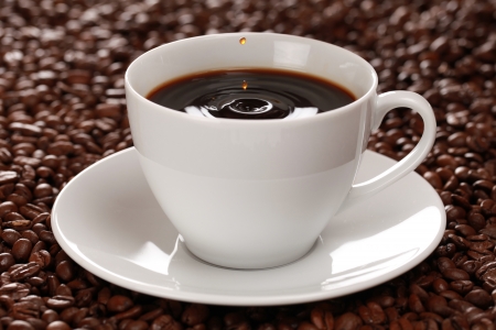 Fresh coffee in a cup with coffee drops.の写真素材