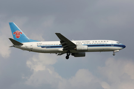 Shanghai, China - September 19, 2013: A China Southern Boeing 737-800 with the registration B-5022 approaches Shanghai Airport (SHA) in China. China Southern is China's largest airline. It operates with 444 aircraft and carried 81 million passengers in 20のeditorial素材