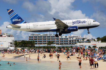 St. Martin - February 8, 2014: A jetBlue Airbus A320 with the registration N639JB approaching St. Martin Airport (SXM). St. Martin is rated one of the most dangerous airports in the world. JetBlue is an American airline, headquartered in New York City.のeditorial素材