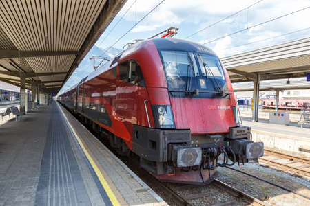 Innsbruck, Austria - August 1, 2020: ÃBB RailJet locomotive train Innsbruck main railway station Ãsterreichische Bundesbahnen in Austria.のeditorial素材