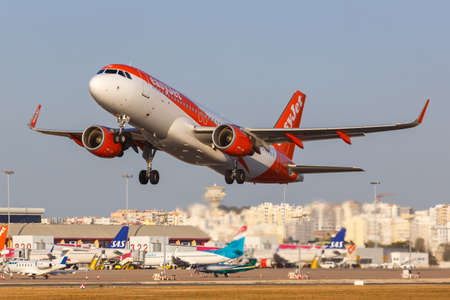 Faro, Portugal - September 25, 2021: EasyJet Airbus A320 airplane at Faro airport (FAO) in Portugal.のeditorial素材