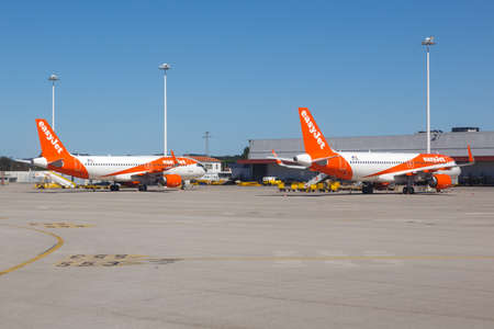 Porto, Portugal - September 21, 2021: EasyJet Airbus A320 airplanes at Porto airport (OPO) in Portugal.のeditorial素材