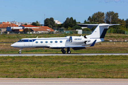 Porto, Portugal - September 21, 2021: Gulfstream G450 airplane at Porto airport (OPO) in Portugal.のeditorial素材