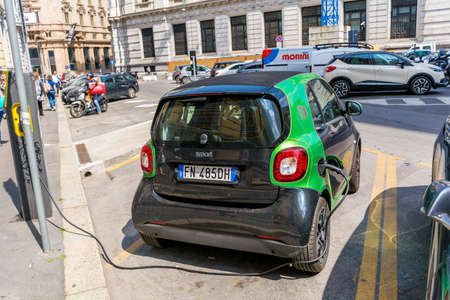 MILAN, ITALY - JUNE 27,2018: Charging Modern Electric Small Smart Car on the Street . Eco Carのeditorial素材