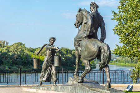 VESHENSKAYA, RUSSIA - AUGUST 28, 2021: The sculptural composition "Gregory and Aksinya" dedicated to the heroes of the novel "Quiet Don" by M. Sholokhov (Nobel Prize in Literature, 1965). Sculptors N. Mozhaev, E. Mozhaeva. The monument was erected on the のeditorial素材