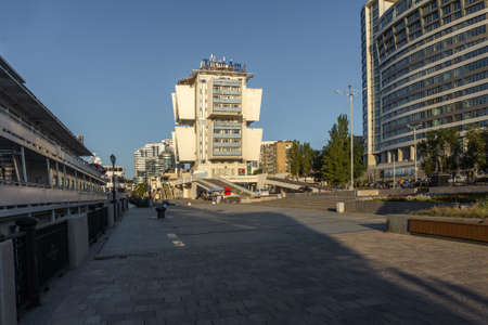 ROSTOV-ON-DON, RUSSIA - SEPTEMBER 7, 2021: River ships and the building of the former hotel on the embankment of the city of Rostov-on-Don.のeditorial素材