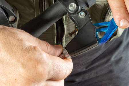 Adjustment and repair of the brake handle on the bike