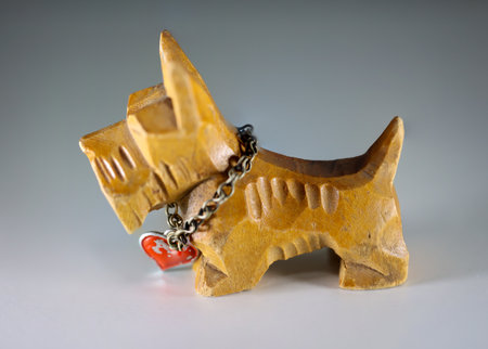 A carved figure of a dog with a chain around its neck.の写真素材