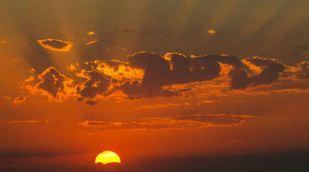 Rays of sun at sunsetの素材