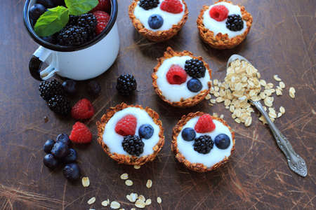 Oat cookies with light yogurt and fresh fruits