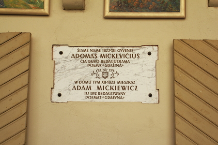 Lithuania, Vilnius: Juln 2018: Memorial plaque on the house Adam Mickiewicz was lived in 1822のeditorial素材