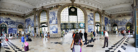 Unidentified people at the Sao Bento Railway station in Porto, Portugal at September 9, 2013. Station was inaugurated in 1916 and is known for its azulejo panels.のeditorial素材