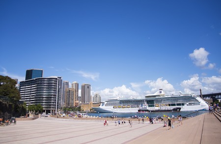 SYDNEY, AUSTRALIA - FEBRUARY 12, 2015: Cruier in the Sydney port. With more than 2.7 million international visitors, Sydney is 42nd most visited city in the worldのeditorial素材