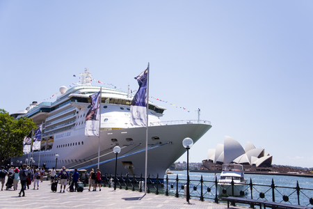 SYDNEY, AUSTRALIA - FEBRUARY 12, 2015: Cruier in the Sydney port. With more than 2.7 million international visitors, Sydney is 42nd most visited city in the worldのeditorial素材