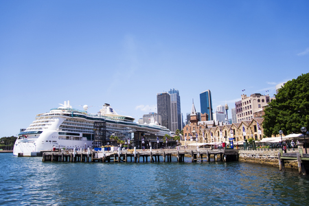 SYDNEY, AUSTRALIA - FEBRUARY 12, 2015: Cruier in the Sydney port. With more than 2.7 million international visitors, Sydney is 42nd most visited city in the worldのeditorial素材