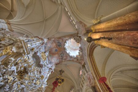 TOLEDO, SPAIN - MARCH 15, 2016: Interior of the Toledo Cathedral. It is considered by many to be one of the most important buildings of the Gothic style of the 13th century in Spain.のeditorial素材