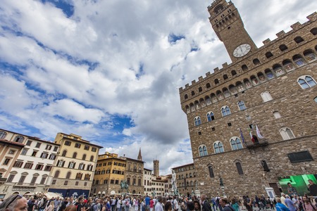FLORENCE, ITALY - SEPTEMBER 18, 2016: Unidentified people at Piazza della Signoria in Florence, Italy. It is the focal point of the origin and of the history of the Florentine Republic.のeditorial素材