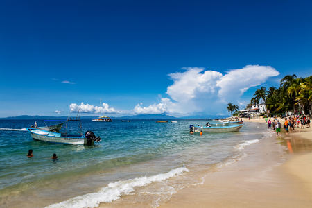 PUERTO VALLARTA, MEXICO - SEPTEMBER 10, 2015: Unindentified people at Playa Las Animas in Mexico. It is a beautiful beach in the southern zone of Puerto Vallarta.のeditorial素材