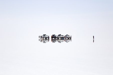 SALAR DE UYUNI, BOLIVIA - JANUARY 13, 2018: Expedition at Salar de uyuni in Bolivia. It is the worlds largest salt flat.のeditorial素材