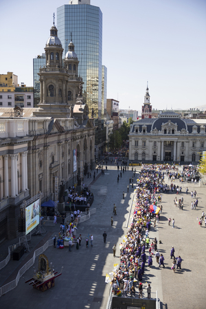 SANTIAGO DE CHILE, CHILE - JANUARY 16, 2018: Unidentified people on the street of Santiago de Chile during visit of Pope Francis. During his four day visit in Chile, Pope visited Santiago, Iquique and Temuco.のeditorial素材