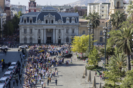 SANTIAGO DE CHILE, CHILE - JANUARY 16, 2018: Unidentified people on the street of Santiago de Chile during visit of Pope Francis. During his four day visit in Chile, Pope visited Santiago, Iquique and Temuco.のeditorial素材