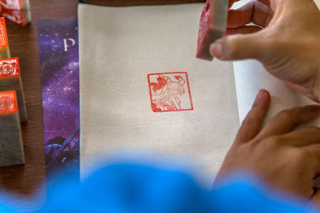 KYOTO, JAPAN - OCTOBER 8, 2016: Unidentified man at seal workshop in Kyoto, Japanのeditorial素材