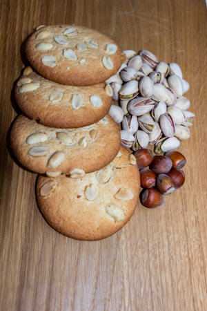 ookies with peanuts hazelnuts, pistachios in shell, hazelnuts, popular dessert, daylight, close-up, food, vitamins, home cooking,の写真素材