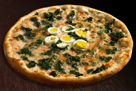 Pizza  spinaci with eggs and spinach - isolatedの写真素材