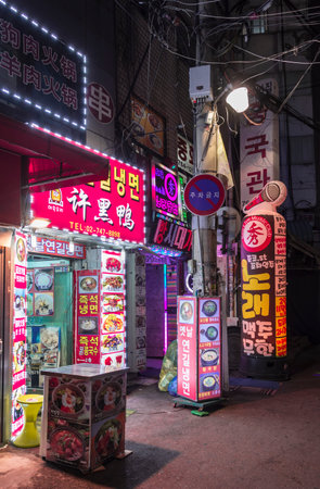 Street scene in Hong Kong.のeditorial素材