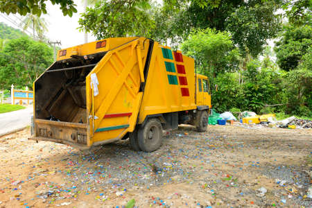 Yellow rubbish truckのeditorial素材