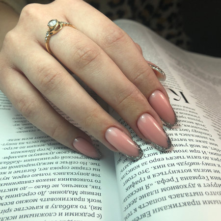 French manicure on the nails.Manicure gel nail polish. Spa and Manicure concept. Female hands with french manicure.のeditorial素材