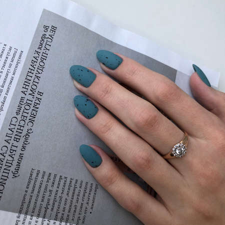 Blue manicure. Hands of a woman with blue manicure on nails. Manicure beauty salon concept. Blue matte nail polishのeditorial素材