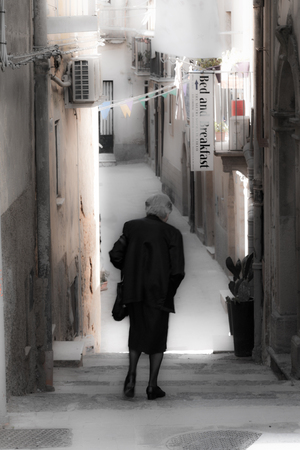 Old woman who returns home after massのeditorial素材