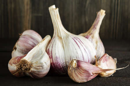 Garlic on wood close upの写真素材