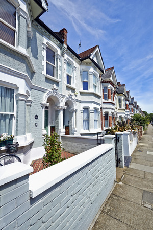 London street of early 20th century Edwardian terraced houses in a sunny dayのeditorial素材