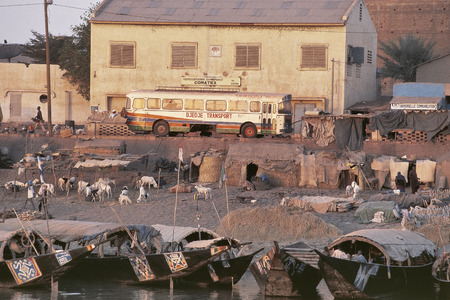 MALI - SEPTEMBER 17, 2009: River dhows on the Niger  haul cargo from the port of Mopti the most important commercial port of Mali, September 17, 2009 in Mopti, Maliのeditorial素材