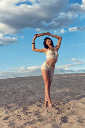 Young girl in the desert dressed in Egyptian styleの写真素材