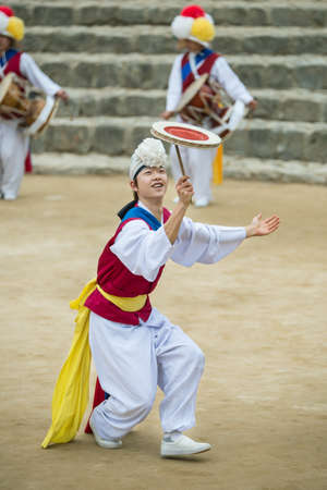 Seoul, South Korea - January 28, 2016: The ending of the traditional Korea farmers dance at the Korean folk village in Yongin, Korea on January 28, 2016. The farmers dance occurred to celebrate the harvest in Korea.のeditorial素材