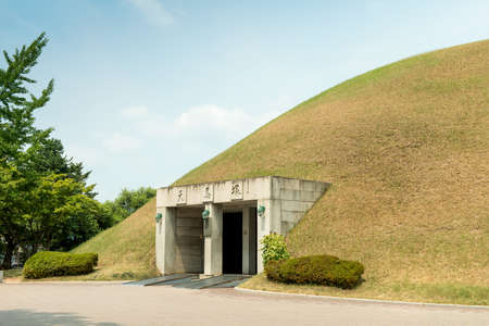 Gyeongju, South Korea - August 17, 2016: Cheonmachong, tumulus located in Gyeongju, South Korea. The tomb was for king of Silla Kingdomのeditorial素材
