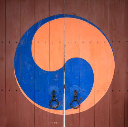 A symbol of Korea's iconic Taegeuk mark drawn on the old door in Suwon, Koreaの写真素材