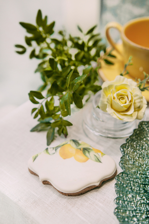 Handmade gingerbread. Festive gingerbread for a wedding or other event. Table setting with gingerbread.の写真素材