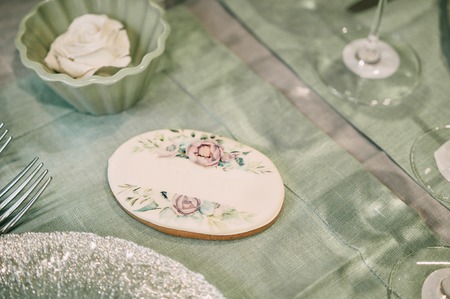 Handmade gingerbread. Festive gingerbread for a wedding or other event. Table setting with gingerbread.の写真素材