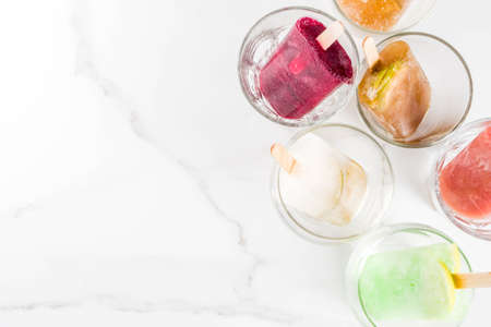 Summer party food ideas, frozen boozy alcohol cocktails popsicles - Prosecco, Vodka lime mojito,...