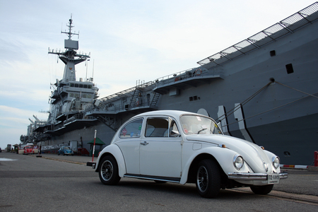 White beetle vw car with HTMS Chakri Naruebet in Thailandのeditorial素材