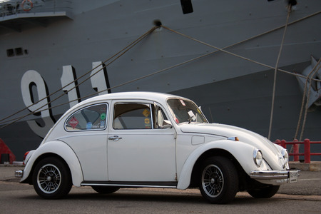 White beetle vw car with HTMS Chakri Naruebet in Thailandのeditorial素材
