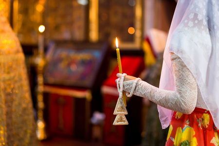 Bride is holding a candle at a wedding, wedding ceremony, glans, Chandelier with candlesの写真素材