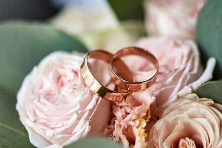 wedding rings lie on the bouquetの写真素材