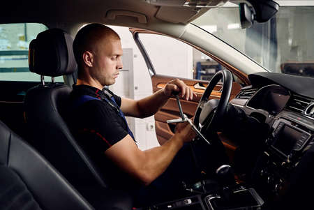 Ðuto mechanic sets the car for diagnostics and configuration collapse-convergence. Car Wheels...